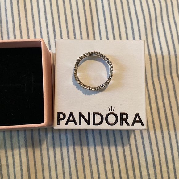 Pandora sparkling flower crown ring - Picture 2 of 3